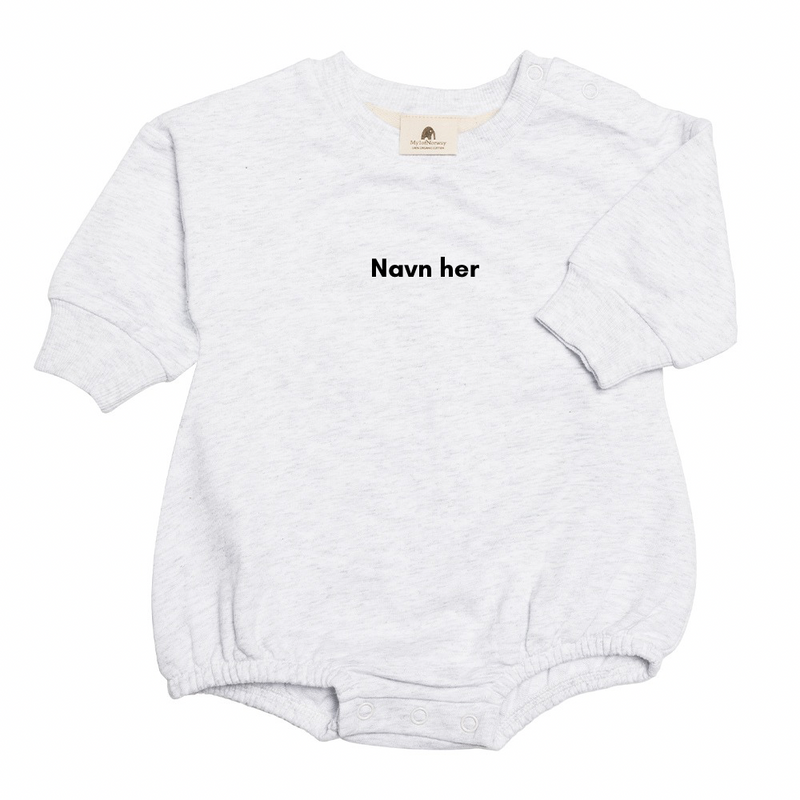 Bodyer med barnets navn på